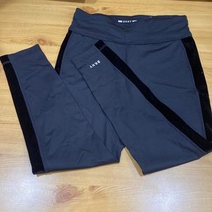 **NWOT ** DKNY YOGA CAPRI LEGGINGS 21”